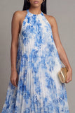 Vestido largo plisado azul cielo con escote en A y cuello halter, con lazo