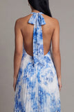 Vestido largo plisado azul cielo con escote en A y cuello halter, con lazo