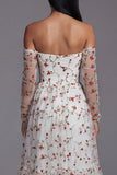 Vestido de invitado midi sin tirantes de flor rojo marfil con mangas transparentes