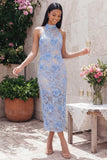 Vestido de invitado largo de boda con cuello halter de encaje azul con corte largo y abertura