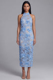 Vestido de invitado largo de boda con cuello halter de encaje azul con corte largo y abertura