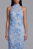 Vestido de invitado largo de boda con cuello halter de encaje azul con corte largo y abertura