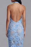 Vestido de invitado largo de boda con cuello halter de encaje azul con corte largo y abertura