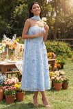 Vestido de invitado midi azul sin tirantes en forma de A-line con flores aplicadas y bufanda al cuello