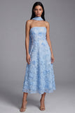 Vestido de invitado midi azul sin tirantes en forma de A-line con flores aplicadas y bufanda al cuello