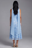 Vestido de invitado midi azul sin tirantes en forma de A-line con flores aplicadas y bufanda al cuello