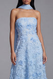 Vestido de invitado midi azul sin tirantes en forma de A-line con flores aplicadas y bufanda al cuello