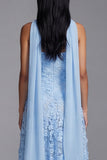 Vestido de invitado midi azul sin tirantes en forma de A-line con flores aplicadas y bufanda al cuello