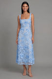 Vestido midi azul de cuello cuadrado floral con apliques