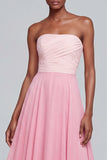 Vestido formal largo de franzos rosa sin tirantes