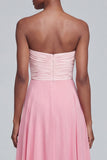 Vestido formal largo de franzos rosa sin tirantes
