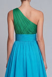 Vestido formal largo de una línea verde y azul de un hombro con abertura