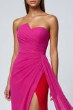 Vestido formal largo de tul sin tirantes de sirena fucsia con fajilla