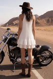 Vestido de novia corto corto de cuello alto en marfil con pliantes y volantes