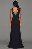 Vestido formal largo negro con escote en V y volantes y abertura
