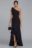 Vestido formal largo de funda negra con volantes y abertura de un solo hombro