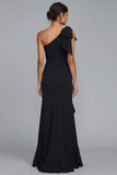 Vestido formal largo de funda negra con volantes y abertura de un solo hombro