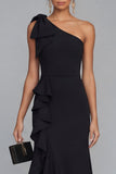 Vestido formal largo de funda negra con volantes y abertura de un solo hombro