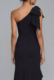Vestido formal largo de funda negra con volantes y abertura de un solo hombro