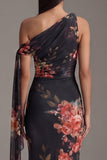 Vestido floral fruncido con cuello asimétrico y sirena