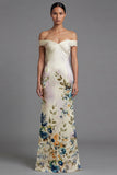 Vestido formal marfil con recortes descubiertos con estampado al hombro descubierto