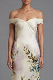 Vestido formal marfil con recortes descubiertos con estampado al hombro descubierto