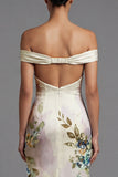 Vestido formal marfil con recortes descubiertos con estampado al hombro descubierto