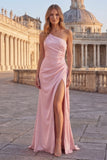 Vestido largo de graduación de sirena rosa de un hombro fruncido y abertura