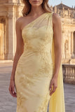 Vestido largo de graduación bordado con sirenas amarillas y bordado con capa lateral