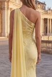 Vestido largo de graduación bordado con sirenas amarillas y bordado con capa lateral