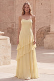 Vestido largo de dama de honor amarillo A Line con tirantes finos y volantes