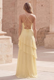 Vestido largo de dama de honor amarillo A Line con tirantes finos y volantes