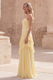 Vestido largo de dama de honor amarillo A Line con tirantes finos y volantes