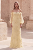 Vestido largo de graduación con letras amarillas de sirena y hombros descubiertos y mangas