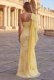 Vestido largo de graduación amarillo de un solo hombro bordado con flores de sirena y faja
