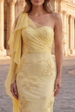 Vestido largo de graduación amarillo de un solo hombro bordado con flores de sirena y faja