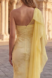 Vestido largo de graduación amarillo de un solo hombro bordado con flores de sirena y faja