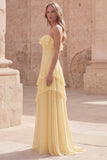 Vestido largo de invitado de boda amarillo sin tirantes Línea A con volantes