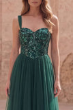 Vestido largo de graduación de fin de curso verde oscuro de tirantes finos con tirantes finos