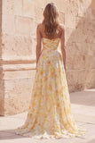 Vestido largo de graduación largo de la línea A sin tirantes amarillo floral con abertura