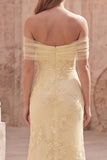 Vestido largo de graduación amarillo sirena al hombro descubierto con bordados florales