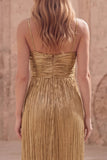 Vestido largo de graduación sin mangas y con tirantes finos dorados