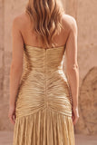 Vestido largo largo de graduación dorado sin tirantes y sin mangas
