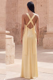 Vestido largo de satén sin mangas de tirantes amarillos finos