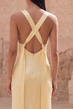 Vestido largo de satén sin mangas de tirantes amarillos finos