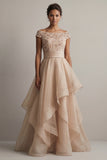 Vestido de madre de la novia color champán línea A con escote barco y lentejuelas