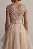 Vestido de madre de la novia color champán línea A con escote barco y lentejuelas