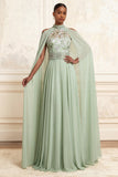 Vestido largo largo de graduación con escote halter, escote de A-line con un cuello halter y polvoriento de tul salvia bordado con cuentas y capa