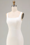 Vestido de compromiso midi blanco de cuello cuadrado y funda de satén