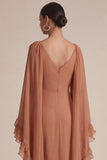 Vestido de invitado largo de boda marrón con escote en V y volantes con capa
